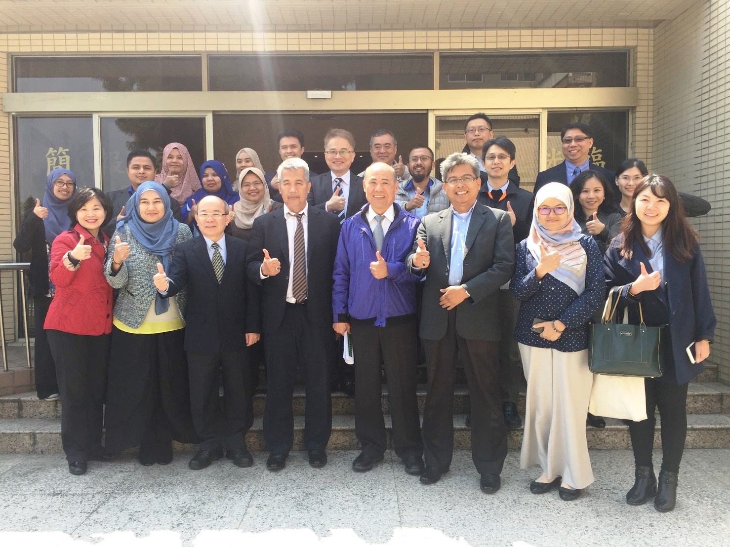 圖一：馬來西亞高公局副局長Mohd Shuhaimi Bin Hassan(前排左四)三月中率團參訪ETC，表示是台灣是馬來西亞邁向多車道自由流電子收費的的重要借鏡。圖前排左三為台灣高公局副局長吳木富、前排右四為遠通電收總經理張永昌。.jpg